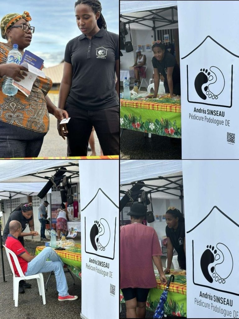 Un collage de quatre photos d'un stand de podologie en plein air montrant le personnel consultant les visiteurs et des bannières pour Andréa Sinseau Pédicure Podologue.